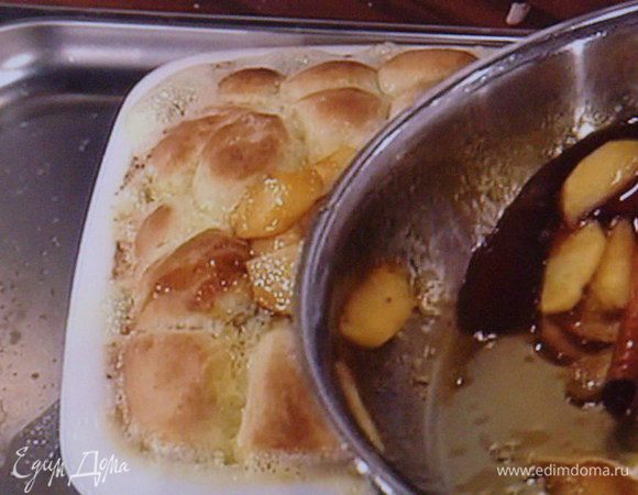 Яблоки выложить на булки, дать пропитаться ароматами и остыть. Можно подать булочки порционно, выложив их из формы.