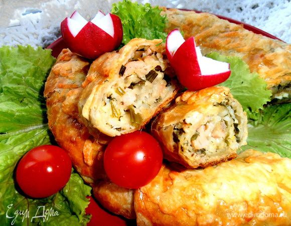 Когда корочка подостынет, острым ножом нарезаем на порции наш классный рыбный штруделёк и подаём к вечернему чаю)))