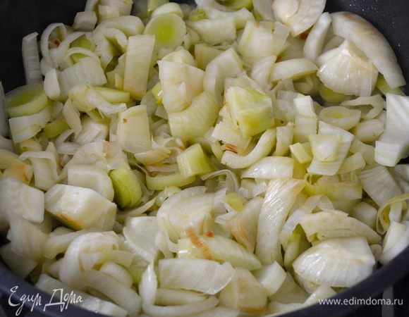 Обжарить фенхель и лук-порей на оливковом масле минут 5-7. 