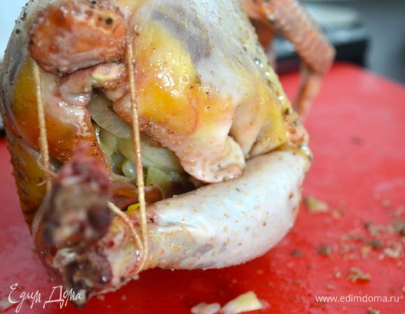 Нафаршировать овощной смесью цыпленка. Затем натереть его солью и перцем, и смазать его немного со всех сторон оливковым маслом. 