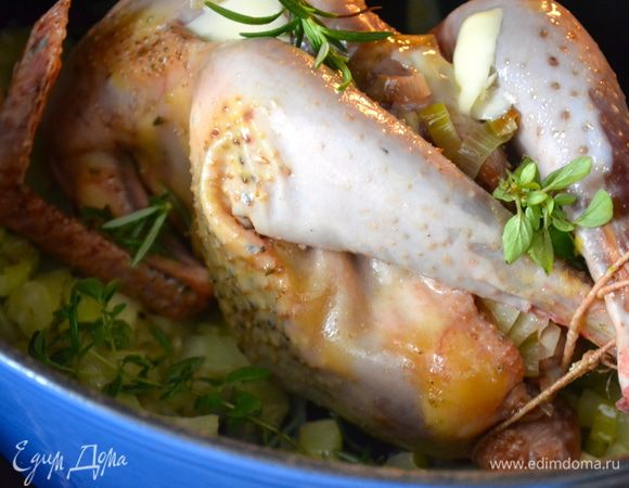 Остатки овощей выложить на дно формы для запекания, а сверху уложить цыпленка. Добавить полстакана воды. На цыпленка сверху положить несколько кусочков сливочного масла (это придаст ему красивую золотистую корочку), добавить ароматические травы (у меня розмарин и орегано) и отправить в разогретую духовку. 