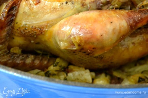 Запекать до готовности, примерно 1 час (все зависит в конечном итоге от размера Вашей курицы-цыпленка). В процессе запекания пару раз полить выделившимся жирком.