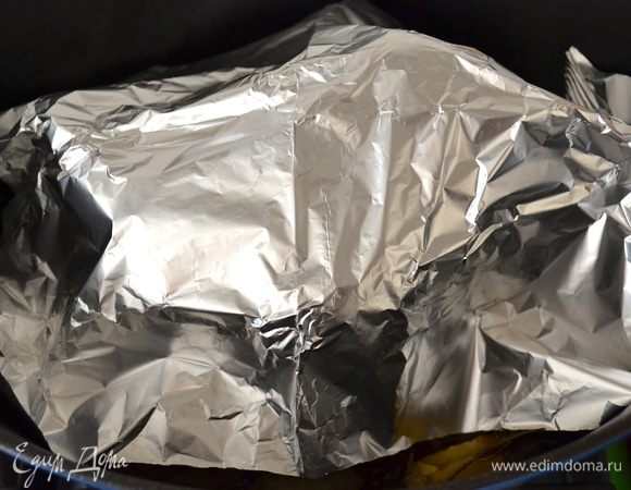 Готового цыпленка достать из духовки и накрыть пищевой фольгой. Дать постоять "отдохнуть" минут 20...  