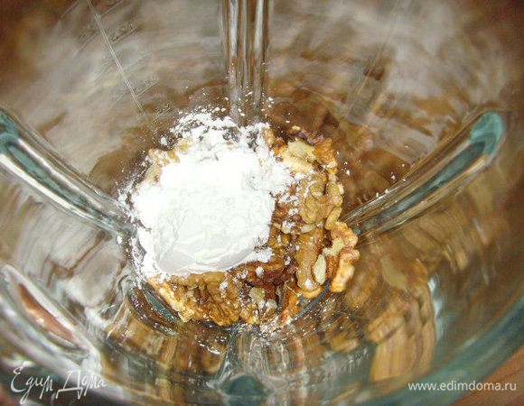 Взбить в блендере орехи, 2/3 сахара  и крахмал в мелкую пыль, 