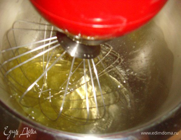 Отделить белки от желтков. Взбить белки,