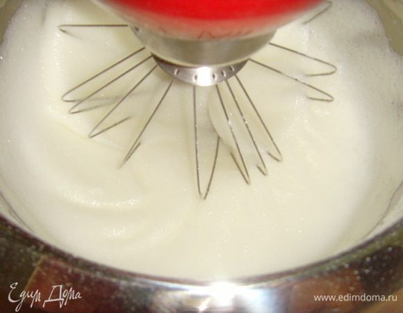 С этого момента белки превращаются в густую белую пену, но взбивать мы на этом не прекращаем, а начинаем постепенно вводить сахар