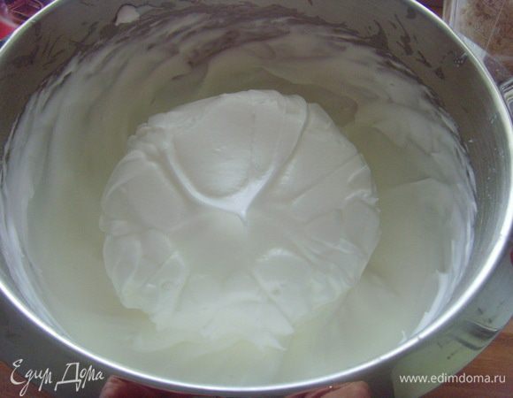  и доводим белки до плотной, глянцево - воздушной массы.