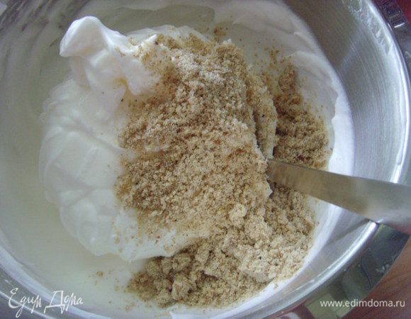 В белковую массу постепенно вводим ореховую муку (желательно её предварительно протрусить, т.е. разбить образовавшиеся комки).