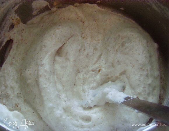 Выкладываем лопаточкой коржи, уместив их в за ранее начерченные круги.