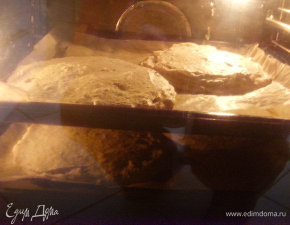 И выпекаем при 80° в течении  2 часов в режиме конвекции ( обычный режим 100° ).  Коржи немного поднимаются при выпечке, но  в диаметре остаются почти исходного размера. В оригинальном рецепте указано, что  коржам нужно дать остыть в духовке, но не указано при открытой или закрытой дверце. Думаю тут я совершила ошибку, т.к. не открыла дверцу духовки и мои коржи маленько осели. Думаю, что дверцу духовки всё же необходимо приоткрыть. 