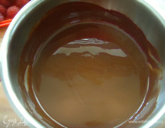 Шоколад растопить с кусочком масла.