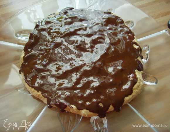 Корж акуратно отделить от бумаги ( в серединке он немного пристал, но проблем особых не устроил ),поместить его на блюдо, полить 1/3 немного подостывшего шоколада.