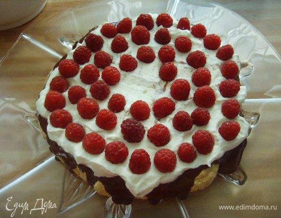 Следущий слой сливки (1/3 общего количества) и половину малины, оставив красивые ягодки для декора.