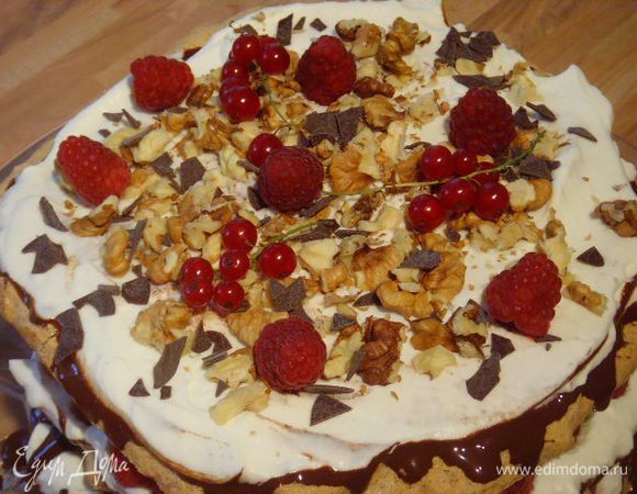 Верхний слой закончить сливками, украсить порубленными орехами, малиной, осколками шоколада и чем ещё захочется.