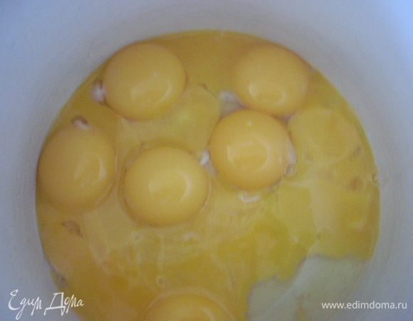 Отделить белки от желтков, белки поставить в холодильник. Начать работать с тестом. 