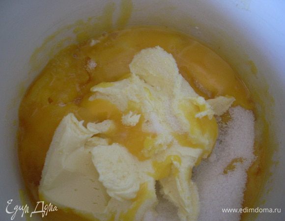 Добавить к желткам мягкое сливочное масло и сахар. Все взбить миксером до однородной массы.