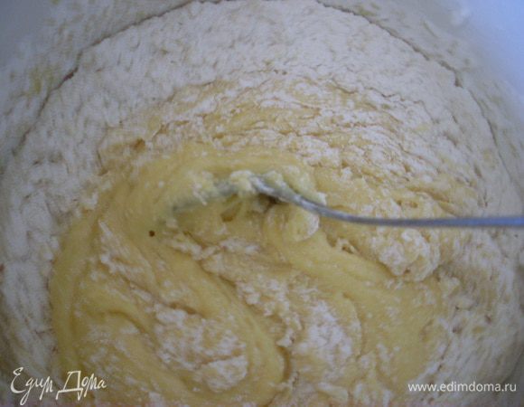 Просеять муку и соду и замесить тесто как довольно густая сметана, чтобы его было удобно намазывать на противень.