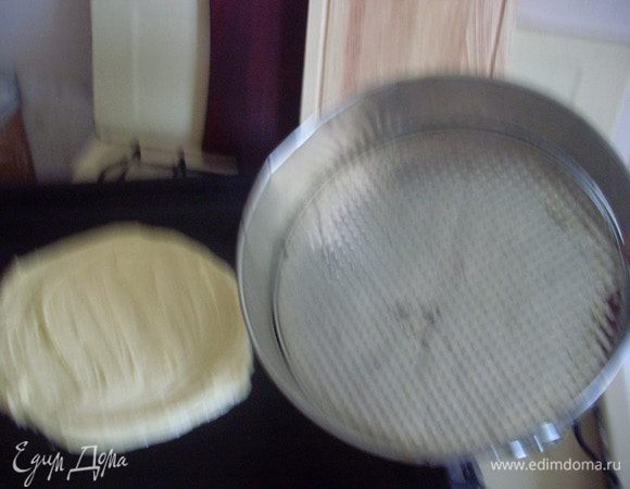 Приблизительно 1/3 часть теста намазать на противень в форме круга (я не подкладываю пекарскую бумагу, т.к. на нее очень трудно намазывать, в форме тоже не пеку - мне кажется, так коржи получаются более мокрые).
Диаметр круга должен быть меньше чем форма на 3 см., тесто довольно сильно расползается.
Печется очень быстро - около 5 минут в разогретой до 180 - 200 градусов духовке, надо внимательно следить, иначе сгорит.