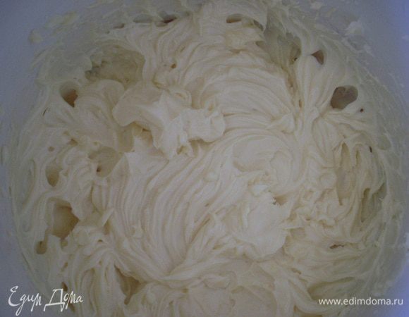 Взбить мягкое сливочное масло и сгущенное молоко, оставить в тепле, чтобы потом масса лучше вмешалась в суфле, консистенция должна быть мягкой, даже жидковатой для крема.