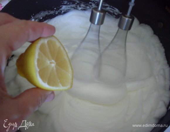 Взбить охлажденные белки в пышную крепкую пену, в конце взбивания добавить лимонный сок.
Прогреть практически до кипения желатин, смешанный с сахаром, он будет пениться, поэтому посуду взять побольше. Внимательно следить и помешивать, иначе может пригореть.