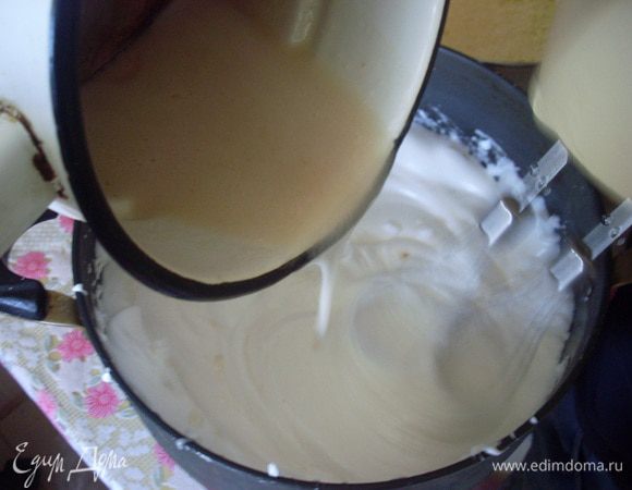 Горячий желатиново-сахарный сироп тонкой стройкой вливать в белки, продолжая взбивать миксером на большой скорости.