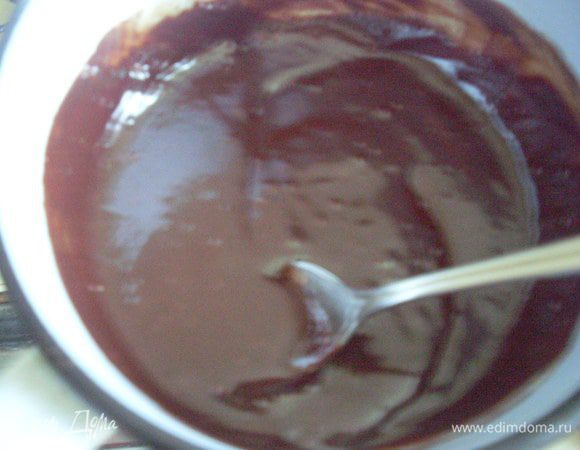 Приготовить глазурь, для этого варварским способом растопить смешанный с молоком шоколад прямо на плите, постоянно помешивая. Это позволит получить достаточно мягкую глазурь, которая будет легко резаться ножом, после пребывания торта в холодильнике.
Теплую глазурь осторожно и быстро распределить сверху застывшего торта ложкой (если не поспешить, горячая глазурь разогреет суфле и оно потечет, а в торте будут провалы, суфле будет тянуться за ложкой, смешиваясь с глазурью).