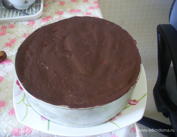 Поставить торт в холодильник, для застывания глазури на несколько минут.
Провести ножом вдоль борта формы, снять борт и можно подавать.
