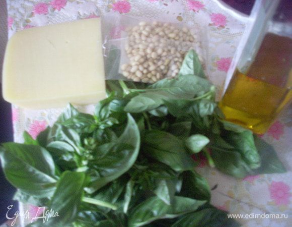 Помыть и хорошо обсушить базилик.