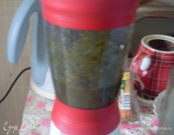 Сложить базилик в блендер, добавить масло и взбить.