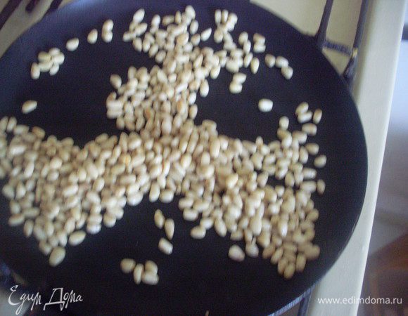 Прогреть орешки на сухой сковороде, добавить к базилику и немного взбить в блендере (чтобы оставались кусочки орешков).