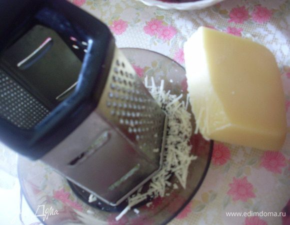 Натереть на мелкой терке сыр, добавить к остальным ингредиентам, посолить по вкусу.