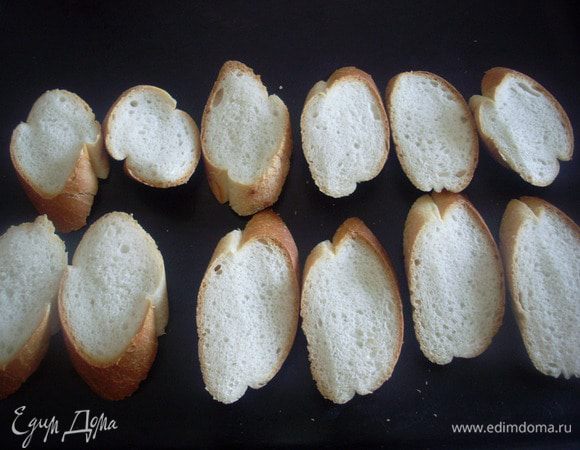 Нарезать батон кусочками, намазать их песто и подсушить в духовке минут 5-7. Сверху выложить мидии и подавать.