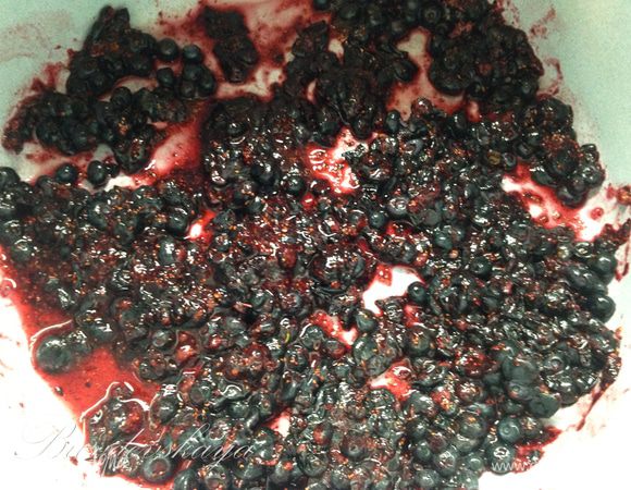 Ягоды черники промыть в дуршлаге и дать стечь воде, затем раздавить чернику.