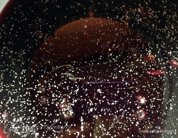 Процедить через мелкое сито отвар и залить им чернику. Дать остыть. Добавить сахар и дрожжи, аккуратно перемешать. Накрыть марлей и поставить в теплое место на 24 часа.