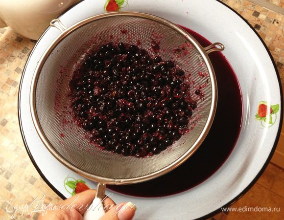 Из лимона выжать сок. Квас процедить и добавить в него лимонный сок. Тем временем в каждую  бутылку для кваса положить по 4-5 изюминок и влить квас через воронки. Закупорить бутылки и поставить в холодильник настаиваться на 2-3 дня. ENJOY !