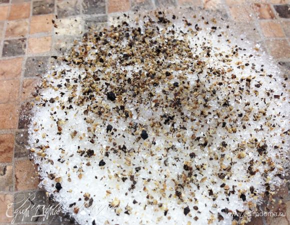 1.	Смешать соль, с сахаром и черным перцем. Этой смесью натереть куски семги со всех сторон, включая кожу. 