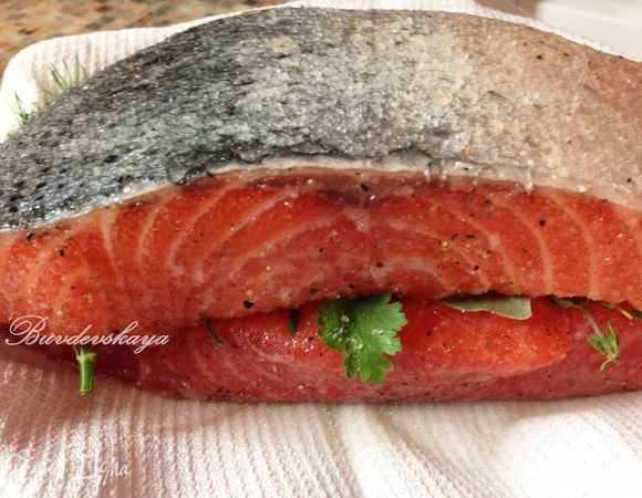 3.	Сверху выложить второй кусок семги. Завернуть края полотенца. И поставить под груз (кастрюлю или тяжелую банку) в холодильник на сутки. Вынуть из полотенца, убрать лавровый лист и зелень. Нарезать на тоненькие слайсы. ENJOY !