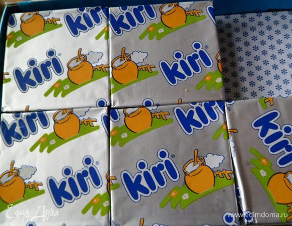 вот такие  сырки  нам пригодятся,у меня они постоянно в холодильнике