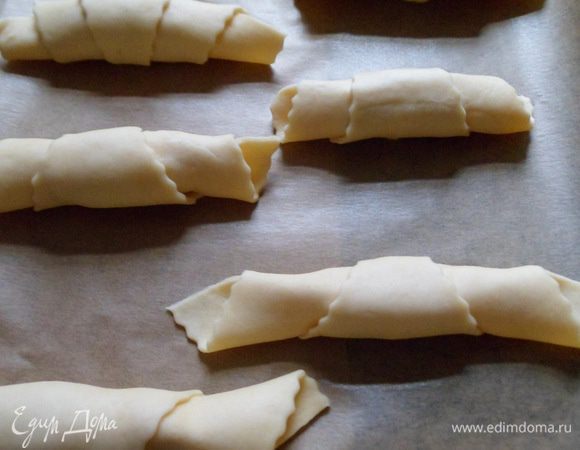рогалики выкладываем на лист застеленный пек. бумагой. Смазываем молоком.
