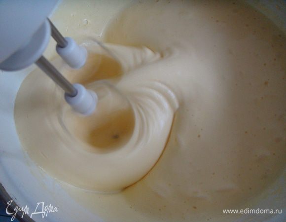 Яйца взбить с сахаром и ванилином (на кончике ножа) в крепкую пену (5-7 минут непрерывного взбивания на максимальной скорости).