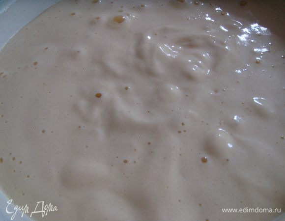 добавить кефир, соду, сверху муку. Именно в такой последовательности!! И теперь аккуратно вымешивайте тесто снизу вверх на маленькой скорости миксером или вручную венчиком. Тесто станет расти!! Именно эта реакция увеличивает наше содержимое втрое и делает бисквит маслянистым и таким высоким!! Учитывая что здесь всего 4 яйца и нет масла!! В процессе помешивания медленно ввести манку, это не сложно, они легко сдружатся