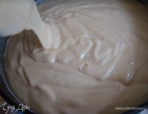 в форму смазанную растительным маслом, и обсыпанную манкой, выложить наше тесто, и убрать в разогретую духовку на 40 минут. Выпекать на среднем огне (меньше среднего), для электрического духового шкафа t 180 С