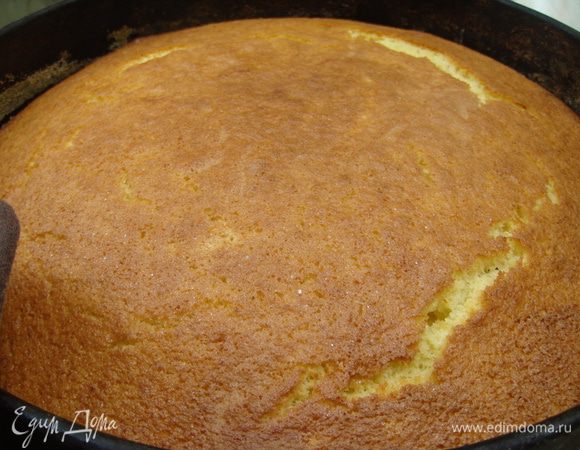 Достаем нашего красавца из духового шкафа, и, не доставая из формы присыпаем тертым белым шоколадом, и поливаем теплым абрикосовым сиропом. У меня шоколад в форме бусинок, вы можете взять трафарет и присыпать сахарной пудрой любой узор. Есть такой трюк с ажурной салфеткой для тортов, если через нее присыпать пудрой или какао останется очень красивый орнамент, который вручную не сделаешь!! Присыпьте ягодами, разложите шоколад, рисуйте глазурью или просто подавайте вот такой румяный пирог с вареньем, сметаной, мороженным или взбитыми сливками.