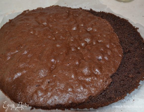 Выпекаем при темп.180 гр. 25-30 мин. Остужаем корж и разрезаем на 2 части.