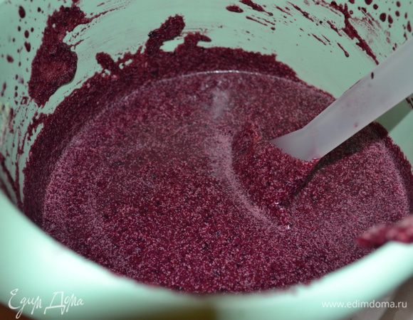 Блендером взбиваем чернику, добавляем йогурт, творог, сухое молоко и тщательно еще раз взбиваем. Масло сахаром добавляем к черничной массе и тщательно вымешиваем. Желатин заливаем 1/3 стакана горячей воды, размешиваем до полного его растворения, добавляем к черничному муссу и хорошо взбиваем блендером.