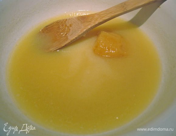 После выключения добавляем мед, теплый жир и все хорошо размешиваем. 