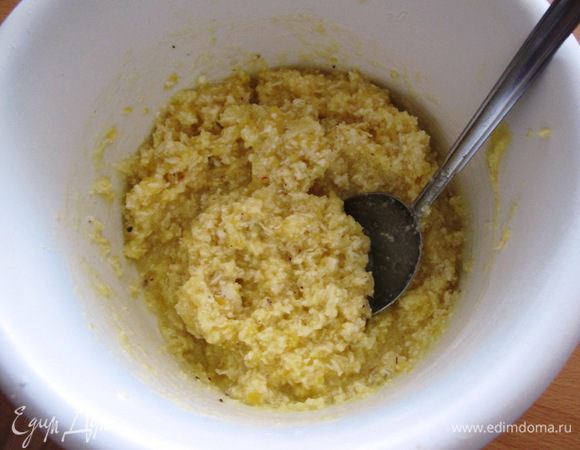 С лимона снять стружкой цедру. Лимон разобрать на дольки, отделить и выбросить белую шкурку и косточки. Цедру и мякоть с помощью блендера превратить в пюре. Тертый кокос перемешать с сахарной пудрой и добавить лимонное пюре. 