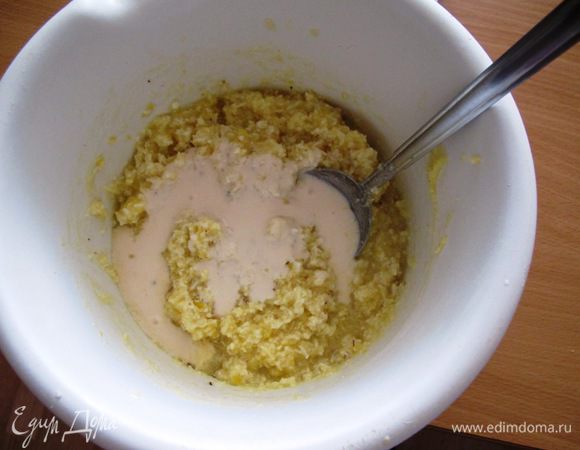 Белки отделить от желтков.
Желтки взбить с мягким маслом и сахарным песком. Добавить в лимонную смесь и перемешать. Затем добавить йогурт. Его можно заменить ряженкой.