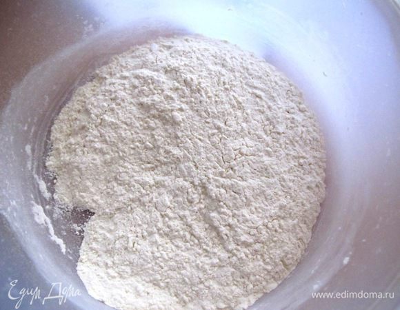 Муку просеять и смешать с содой. 