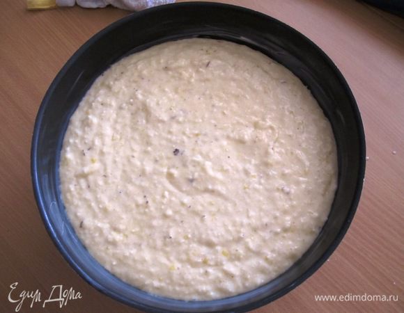 Духовку включить на разогрев. Муку,постепенно всыпая, ввести в жидкую смесь и перемешать миксером на средней скорости. Вылить в форму, смазанную маслом и поставить выпекаться на 60 минут при температуре 150-160 градусов. Если верх зарумянивается слишком быстро, накройте его фольгой.